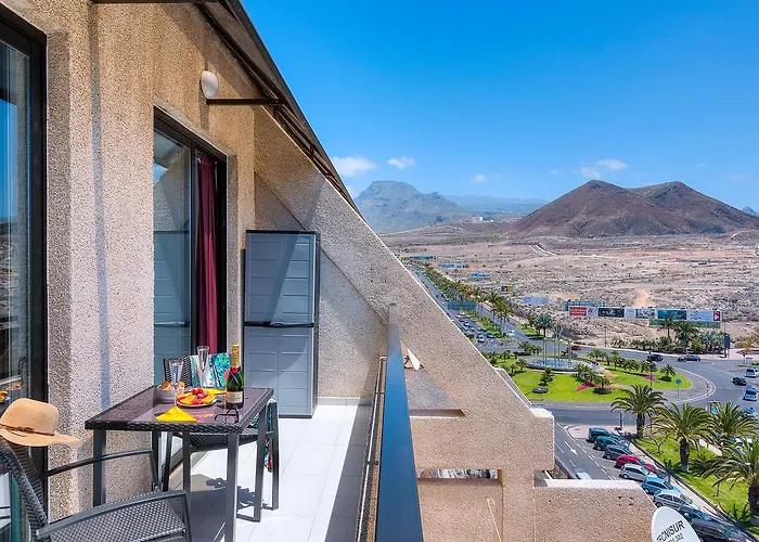 Modern Cristianos Center דירה